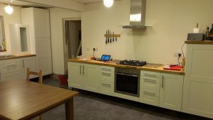 anyone here have a kitchen without above worktop units