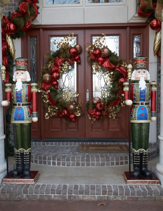 38 Stunning Christmas Front Door Décor Ideas - DigsDigs