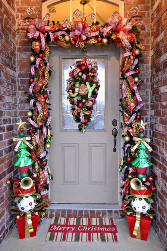 38 Stunning Christmas Front Door Décor Ideas - DigsDigs