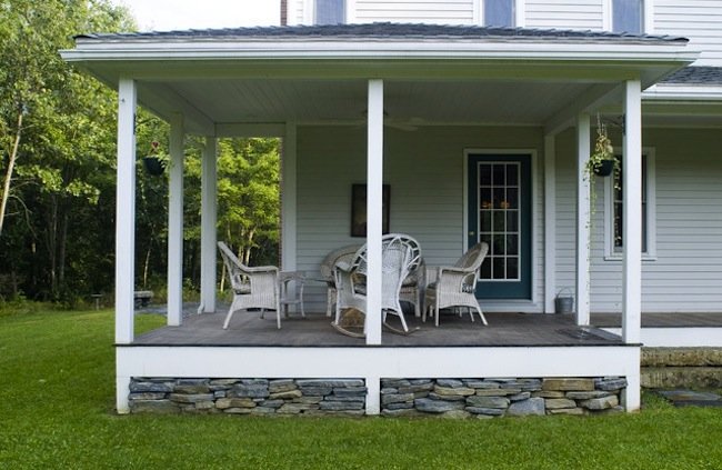Farmhouse Front Porch Design Ideas 11