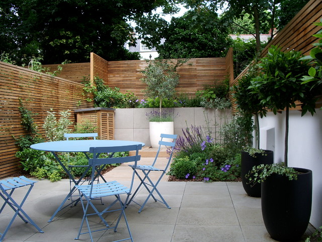 Courtyard garden design in Barnsbury, London - Contemporary - Patio