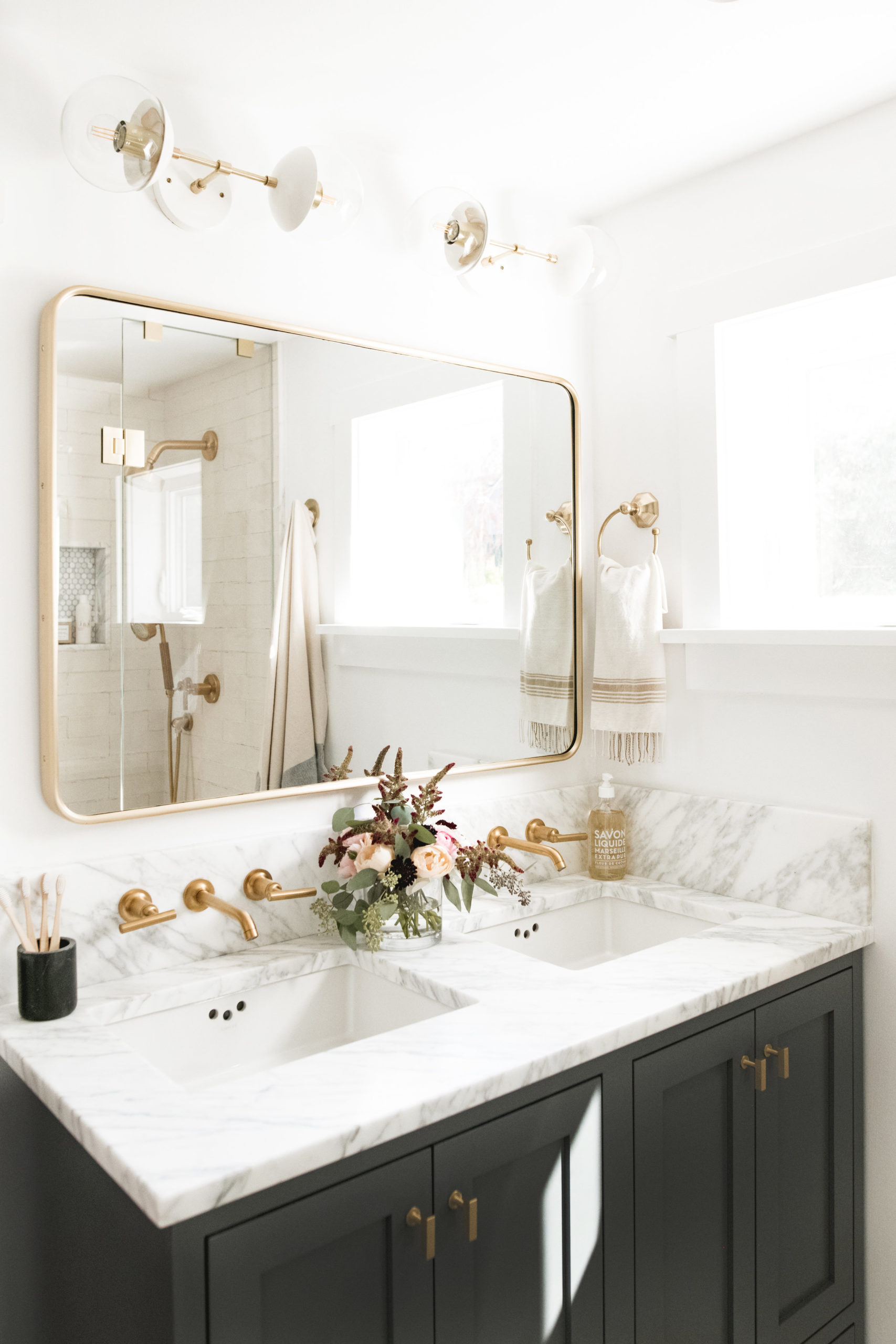 Bathroom mirrors with light styles and which is best for you?