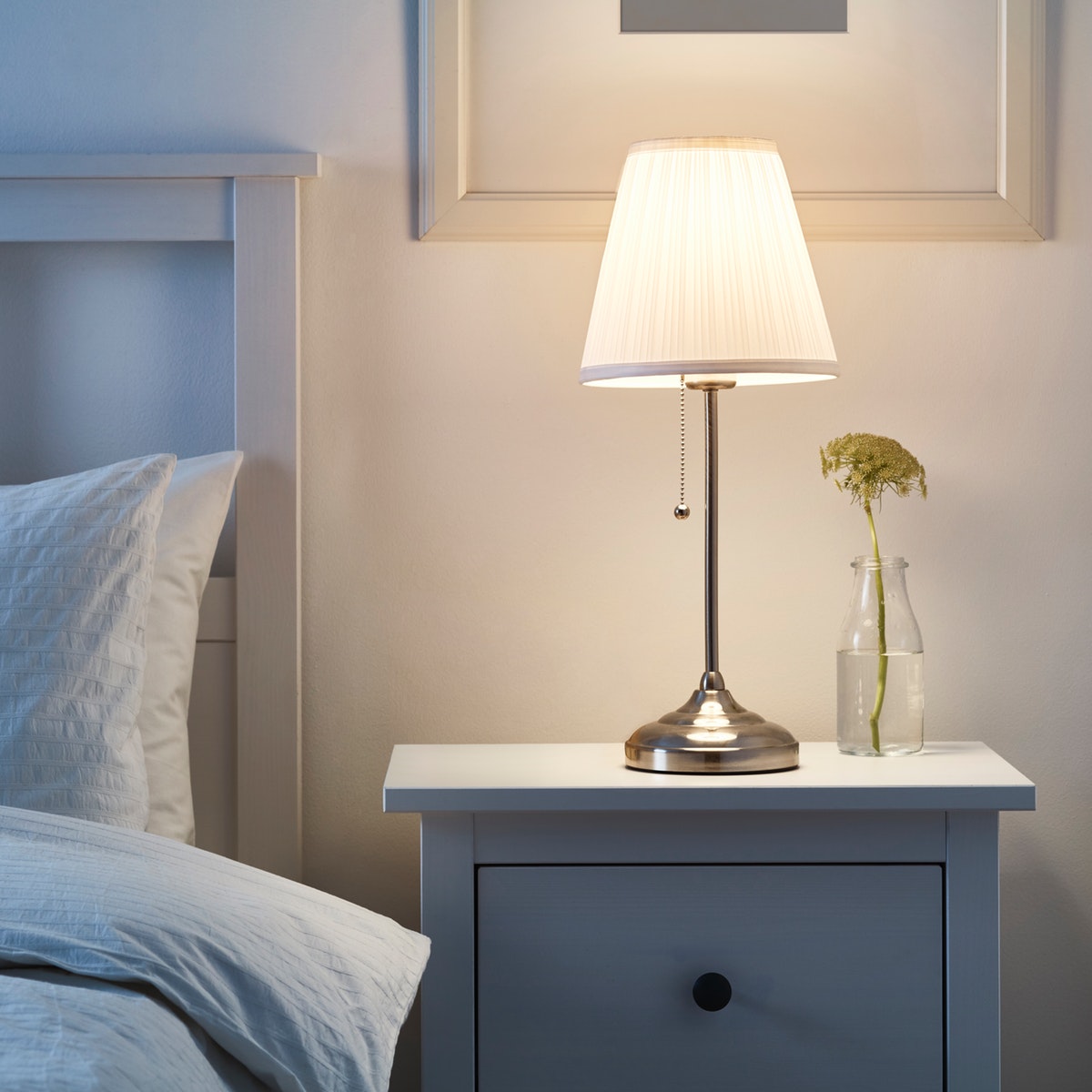 Lighting with the bedroom lamp