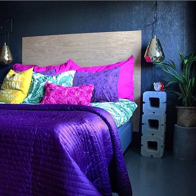 Dramatic bedroom setup